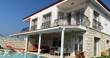 Vacation home De'Lale Villa with great views and pool in Izmir Reisdere