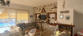 De'Lale Villa Vacation Home with Stunning Views and a Pool in Izmir Reisdere