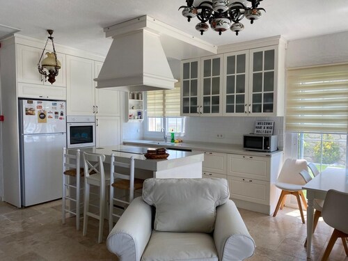 Vacation home De'Lale Villa with great views and pool in Izmir Reisdere