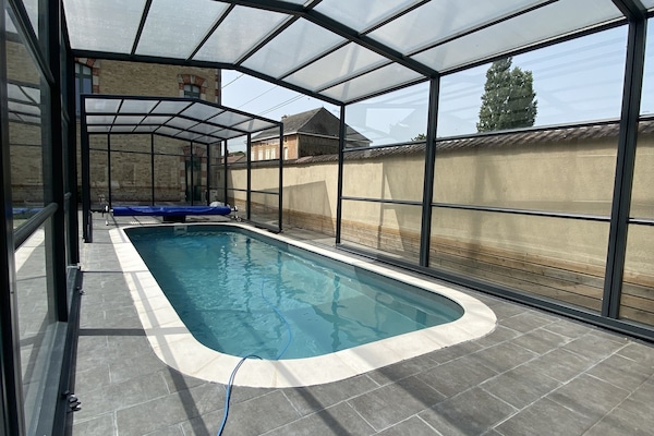 Alberca techada y alberca al aire libre