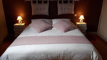 4 bedrooms, iron/ironing board, travel cot, free WiFi