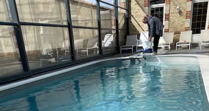 Cabaña de gran capacidad con piscina privada, cubierta y climatizada.