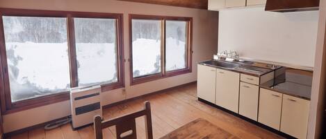 电热水壶、高脚椅