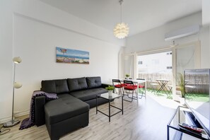 클래식 아파트 | 거실 공간 | 케이블 채널 시청이 가능한 34인치 LCD TV, TV