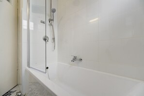 Classic-Apartment | Dusche im Bad