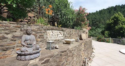 12-person house with swimming pool, covered terrace, barbecue, shops nearby