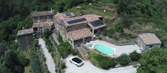 12-person house with swimming pool, covered terrace, barbecue, shops nearby