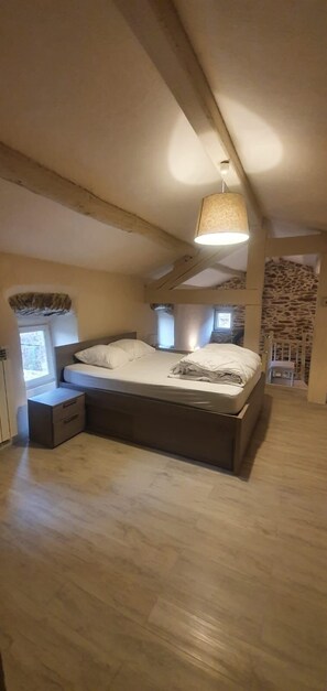 5 dormitoris, planxa i posts de planxar i wifi 