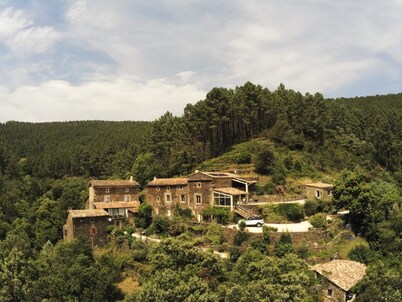 12-person house with swimming pool, covered terrace, barbecue, shops nearby