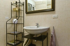 Haartrockner, HandtĂŒcher, Seife, Toilettenpapier
