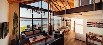 Chalet100 with private beach, sauna, fireplace and gallery on Lake Mühlfeld