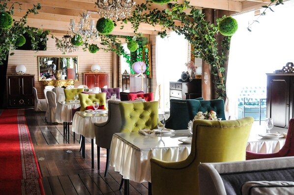 Daily buffet breakfast (RUB 750 per person)