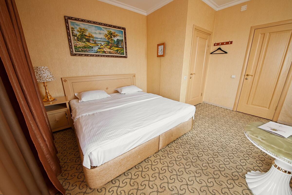 Habitación superior con 1 cama matrimonial o 2 individuales | 1 habitación, minibar y caja de seguridad en la habitación