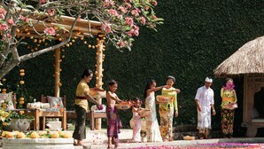 A pool area with a wooden pergola decorated with flowers and fruit. - Heavenly 3B/R Villa, Rice Field views & 10 min to popular Bali areas (seminyak)