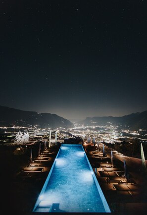 Piscina stagionale all'aperto, ombrelloni da piscina, lettini