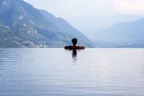 季节性开放的室外游泳池，07:00 至 20:00 开放，池畔遮阳伞，日光浴躺椅