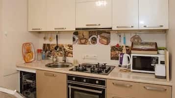 Full-sized fridge, oven, stovetop, cookware/dishes/utensils