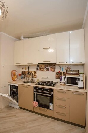 Full-sized fridge, oven, stovetop, cookware/dishes/utensils