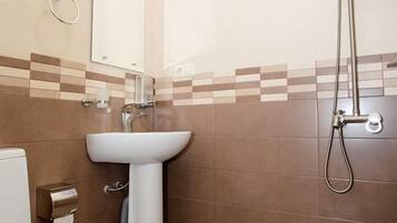 Chambre Double | Salle de bain | Douche, sĂšche-cheveux, chaussons, serviettes fournies
