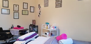 Massage mô sâu, massage tiền sản, massage thể thao, chăm sóc da mặt 