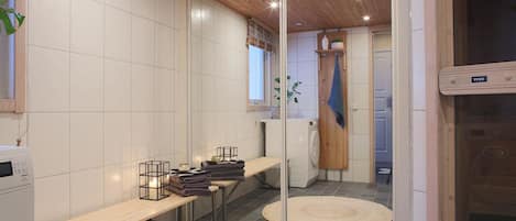 Dusj, hårføner, håndklær og såpe