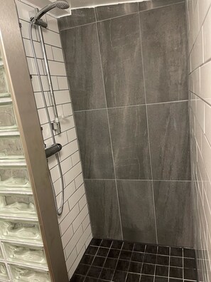 Shower, hair dryer, towels, soap - RIBO Apartment Aurora (Kiruna)