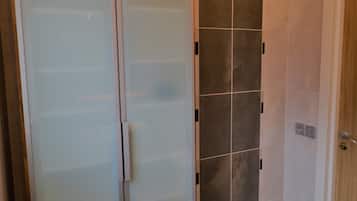 Dusj, hårføner, håndklær og såpe