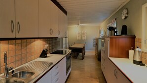 冰箱、微波爐、爐台、鍋具/餐盤/廚房用品