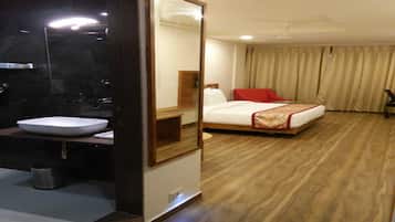 Deluxe Room | In-room safe, desk, iron/ironing board, free WiFi