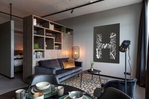 Studio Business | Khu phòng khách | TV màn hình phẳng 82-inch có truyền hình kỹ thuật số, Smart TV, Netflix 