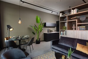 Studio Business | Màn/rèm cản sáng, bàn ủi/dụng cụ ủi quần áo 