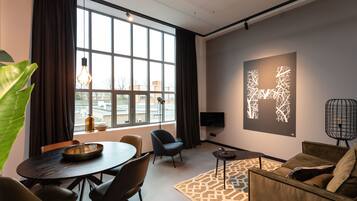 Business Studio | Ruang tamu | 82 inci televisyen skrin rata dengan digital, TV Pintar, Netflix