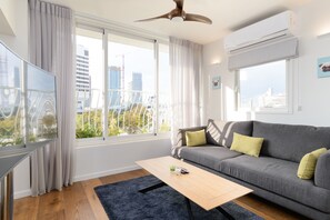 Appartement | Salle de séjour | Télévision à écran plat de 32 pouces avec chaînes par satellite