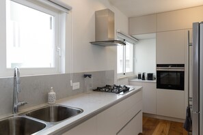 Appartement | Cuisine privée | Réfrigérateur, micro-ondes, four, plaque de cuisson