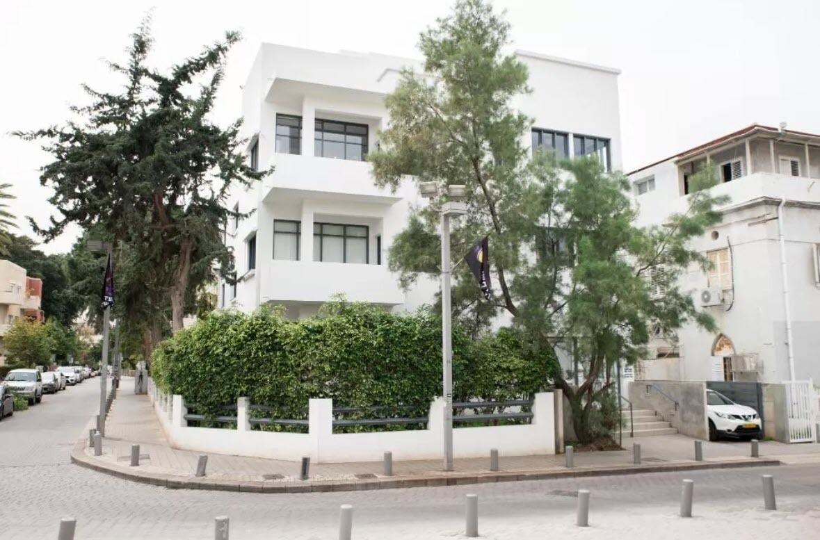 Vista frontal de la propiedad