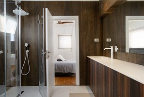 Apartament | Bany | Dutxa, articles de tocador gratuïts, tovalloles i sabó 
