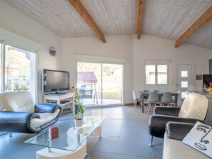 TV - Contemporary House for 6 with Garden, Near Lake & Ocean in Peaceful Biscarrosse (Biscarrosse)