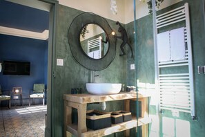 Habitación doble (Maximilien) | Baño | Regadera, amenidades de baño gratuitas, secadora de cabello, toallas