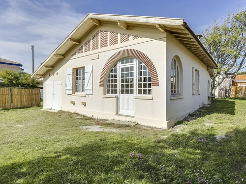 Cozy 3-BR House, 350m from Beach in Biscarrosse, Pet-Friendly