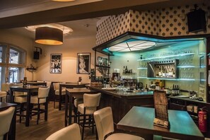 Petit déjeuner et dîner servis sur place