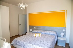Habitación Confort con 1 cama matrimonial o 2 individuales | Caja de seguridad en la habitación y escritorio 