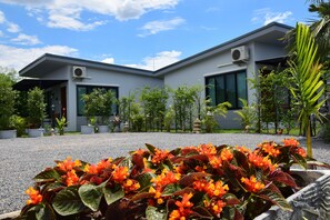 Courtyard - SB Holiday Resort (Saraphi)