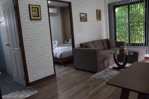 Televisión de pantalla plana de 51 pulgadas con canales por satélite