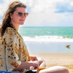 Sulla spiaggia, sabbia bianca, lettini da mare, ombrelloni