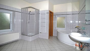 Appartement, 2 chambres | Salle de bain | Serviettes fournies