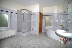 Appartement, 2 chambres | Salle de bain | Serviettes fournies