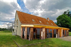 Vista frontal de la propiedad