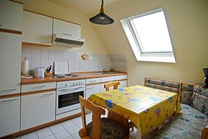 Apartamento, 1 habitación | Cocina privada | Frigorífico, horno, placa de cocina y cafetera o tetera