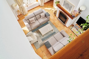 A modern living room with a sofa set, a fireplace, and a television. - House with views of scandal and two terraces in Parque de Cazorla and Segura, 6pax (Segura de la Sierra)