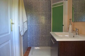 Bungalow, 2 eenpersoonsbedden, uitzicht op bergen | Badkamer | Een douche, een regendouche, handdoeken, zeep